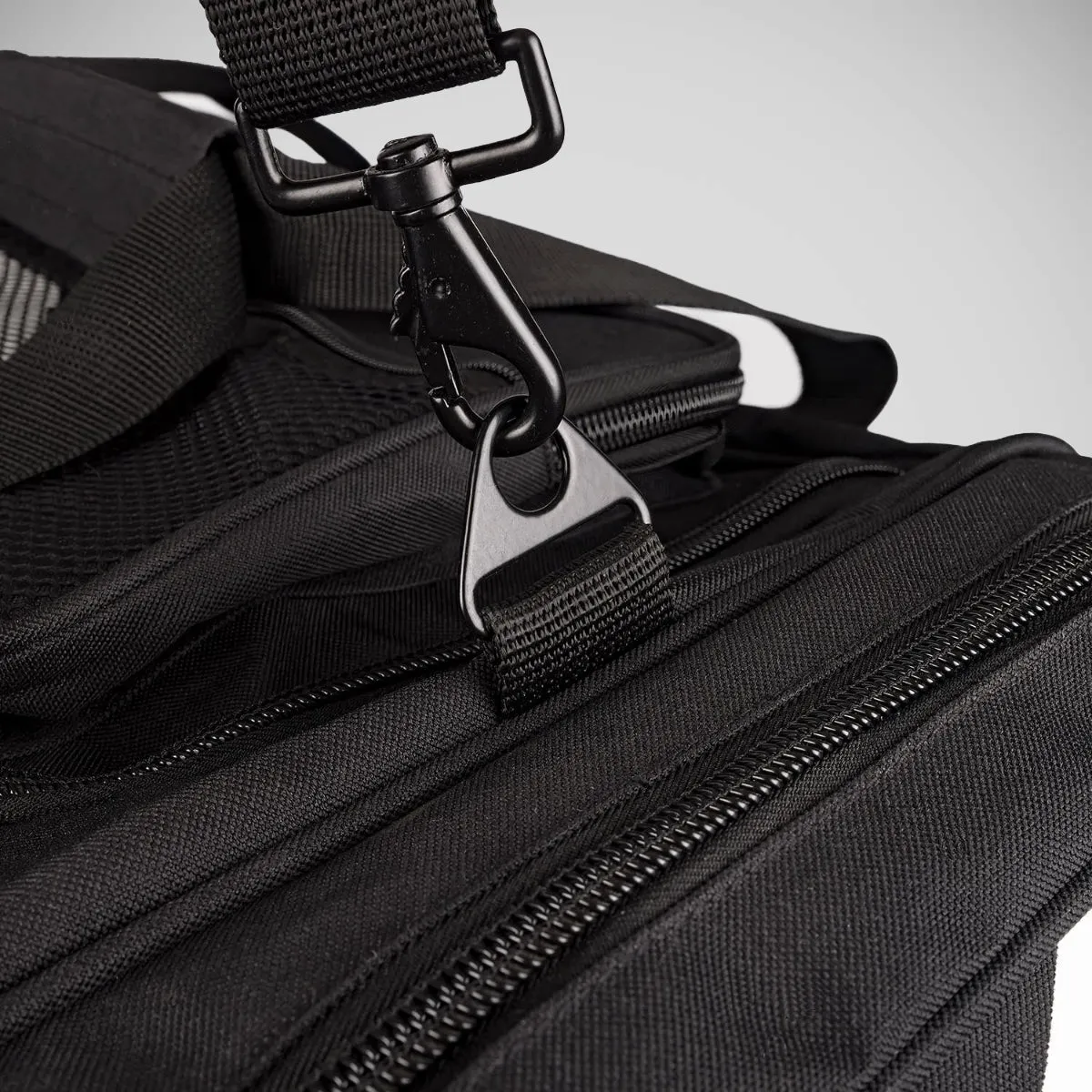 8 Weapons Sports Bag Black/White